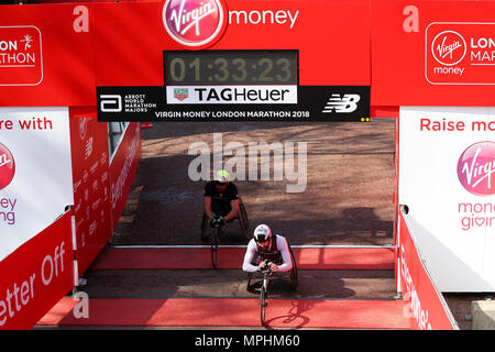 Les coureurs en fauteuil roulant termine le marathon de Londres. Avec : Atmosphère, voir Où : London, Royaume-Uni Quand : 22 Avr 2018 Crédit : Dinendra Haria/WENN Banque D'Images