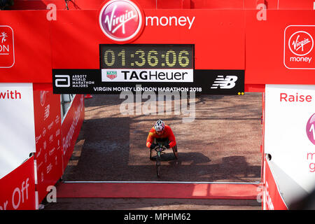 Les coureurs en fauteuil roulant termine le marathon de Londres. Avec : Atmosphère, voir Où : London, Royaume-Uni Quand : 22 Avr 2018 Crédit : Dinendra Haria/WENN Banque D'Images