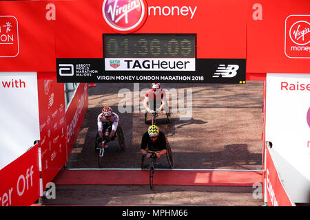 Les coureurs en fauteuil roulant termine le marathon de Londres. Avec : Atmosphère, voir Où : London, Royaume-Uni Quand : 22 Avr 2018 Crédit : Dinendra Haria/WENN Banque D'Images