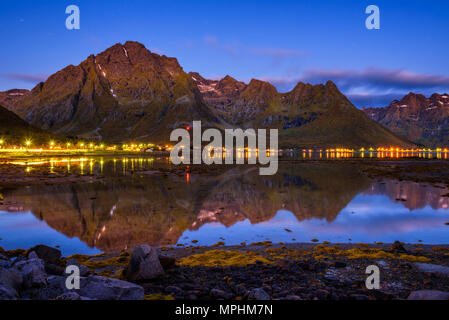 Soirée dans un village de pêcheurs sur les îles Lofoten en Norvège Banque D'Images
