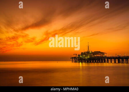 Coucher du soleil à partir de la jetée de Santa Monica à Los Angeles Banque D'Images