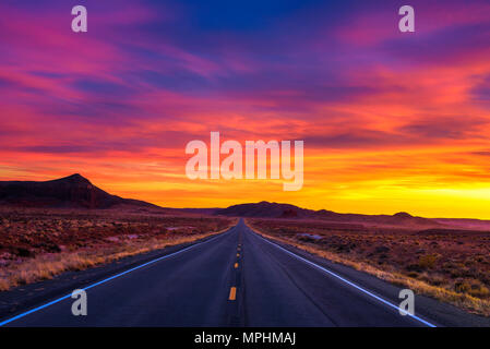 Coucher de soleil spectaculaire sur une route vide dans l'Utah Banque D'Images