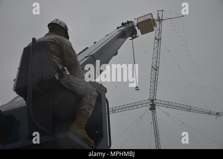 Airman Senior Javier Calvo, 374e Escadron de communication Technicien en système de câble et antenne, soulève une ligne après la suppression d'une ligne de treuil sur le site de Communication Tokorozawa, Japon, le 14 mars 2017. Le journal les antennes périodiques orientable à Tokorozawa fournir un soutien en matière de communication à une variété d'installations de défense Ministère de l'ensemble du Pacifique. (U.S. Photo de l'Armée de l'air par le sergent. David Owsianka) Banque D'Images