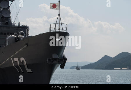 SASEBO, Japon (Mar. 17, 2017) sur les mesures de lutte de classe Avenger USS Chef (MCM) est en cours à partir de 14, commandant de la flotte américaine de Sasebo Activités et passe le Japon d'autodéfense maritimes amarrés Hatakaze JS le destroyer de classe Shimakaze (DDG-172) Le 21 mars 2000, 17, 2017. Navires de classe Avenger sont conçus comme des dragueurs de mines/chasseur-killers capables de trouver, classer et détruire les mines amarrées et bas.(U.S. Photo par Marine 3e classe Mineman Zachary Horvath/libérés) Banque D'Images