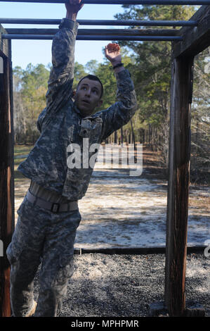 La course à obstacles, Fort Stewart, Géorgie, le 9 mars 2017 - La Garde Nationale de Géorgie La CPS. Richard, animé représentant 48e Infantry Brigade Combat Team, balançoires de bar en bar au cours de la Garde nationale de Géorgie meilleur guerrier de la concurrence. Tests les barres verticales du haut du corps des soldats. (Photo de la Garde nationale de Géorgie par la CPS. Ésaïe Matthews /libéré) Banque D'Images