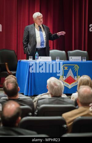 Maxwell AFB, AL - l'Honorable Newt Gingrich 50e Président de la Chambre des représentants des États-Unis mène une discussion de groupe de recherche au sein d'Air War College 16 mars 2017. Le groupe consultatif a discuté de la recherche spatiale et du développement ainsi que d'autres développements technologiques. Le président Gingrich's visite à l'Université de l'air est de générer des communications de l'Université de l'air pour les étudiants et les professeurs à apprendre de ses expériences à Washington D.C. et pour lui d'apprendre à propos de AU, recherche pour la Air Force Space initiatives. (Photo prise par l'USAF Donna L. Burnett/libérés) Banque D'Images