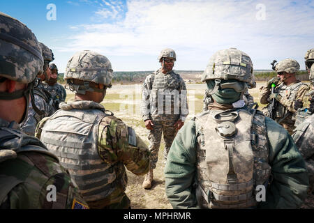 Le Sgt. 1ère classe avec Davis, 122e Bataillon de soutien à l'Aviation, 82e Brigade d'aviation de combat, procède à un exposé sur les mesures de sécurité aux soldats devant un M136 AT4 Rocket Launcher pendant un exercice mené par le bataillon à Fort Bragg, Caroline du Nord, le 17 mars.(U.S. Photo de l'armée par le capitaine Adan Cazarez) Banque D'Images