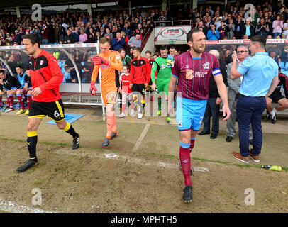 Rotherham United capitaine Richard Wood (à gauche) et Scunthorpe United capitaine Rory McArdle mènent leurs coéquipiers avant le jeu Banque D'Images