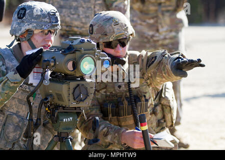 L'ARMÉE AMÉRICAINE Pvt. Daniel Malo, un incendie Spécialiste des contrôles avec la 101st Airborne Division (Air Assault), utilise un télémètre désignateur laser léger 2H pour fournir un appui-feu acquisition d'objectifs et de reconnaissance au cours de l'appui aérien rapproché avec la formation des pilotes aux commandes d'un AH-1W Super Cobra hélicoptère de combat et d'un hélicoptère UH-1Y Venom au cours de l'exercice guerrier 78-17-01 le 17 mars, 2017 at Joint Base McGuire-Dix-Lakehurst. Contrôles d'incendie affectés au siège de spécialiste et le Siège Batterie, 3e Bataillon, 320e Régiment d'artillerie, avec la direction de la Société A (EAS Banque D'Images