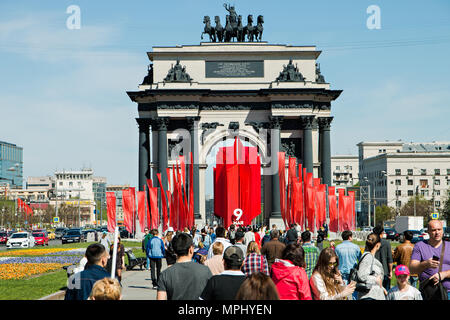 Moscou, Russie, le 9 mai 2018 : Le jour de la Victoire sur la porte triomphale décorée de drapeaux rouges et la foule de gens. Banque D'Images