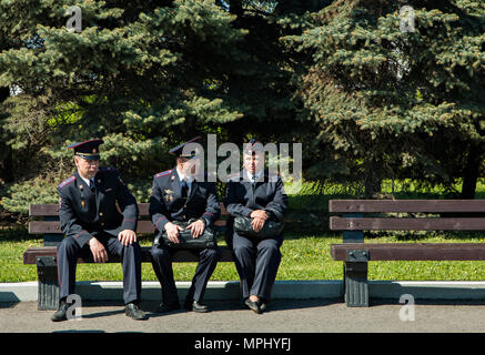 La Russie Moscou, 9 mai 2018 : policiers assis sur un banc à sunny day Banque D'Images