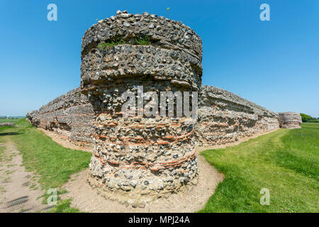 Burgh Castle, Romain, mur de pierre, monument romain, la Grande-Bretagne. Banque D'Images