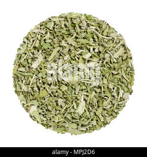 Sauge séchée. Cercle d'herbe à partir de ci-dessus, isolés, plus de blanc. Faites de disque commun haché sage. Salvia officinalis. Herb grisâtre, d'épices et plantes médicales. Banque D'Images