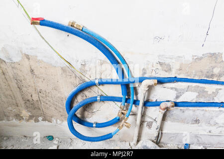 Les tuyaux d'eau en polypropylène PEX dans le mur, la plomberie de la maison. L'installation des tuyaux d'égout dans la salle de bains d'un appartement intérieur lors de la re Banque D'Images