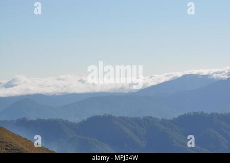 Nuages couvrant les crêtes des montagnes de la Cordillère campagne au petit matin vue depuis le mont Ulap lors de notre journée de randonnée sur l'ÉCO-TRAIL. Banque D'Images