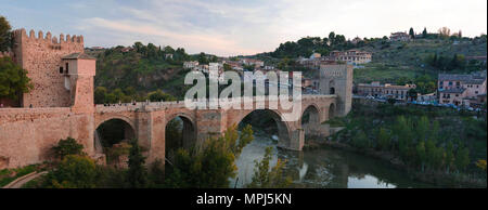 Vue sur San Martin bridge avec réflexion à Tolède, Espagne Banque D'Images