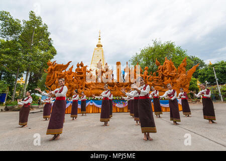 Ubonratchathani, Thaïlande - 4 Avril, 2016 : Thai style nord-est de danser avec la bougie littérature Thaï dieu statues de Ubonratchathani, Thaïlande Banque D'Images