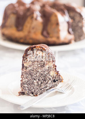 Flourless (amandes) farine de gluten et sans-sucre, banane gâteau de Pâques gugelhupf, graines de pavot et de glace au chocolat. Banque D'Images