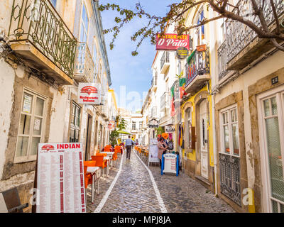 TAVIRA, PORTUGAL - Mars 28, 2018 : Petite rue de la vieille ville de Tavira dans la région de l'Algarve, au sud du Portugal. Banque D'Images