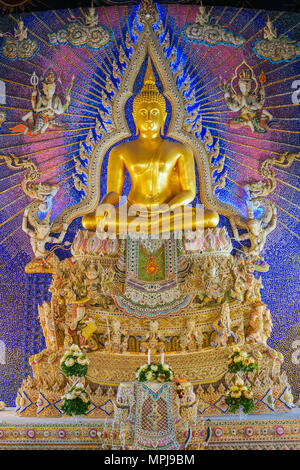 Bangkok, Thaïlande - 15 juillet 2015 : Belle image de Bouddha doré avec Dieu et déesse statue décorée sur mur à Pariwas temple, où est travel dest Banque D'Images