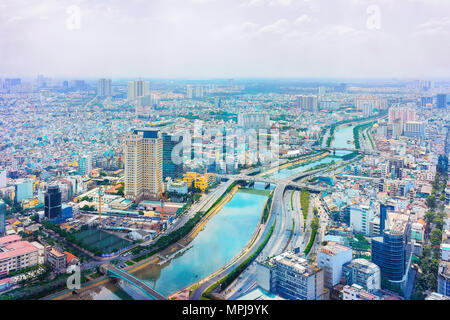 Vue panoramique sur les gratte-ciel du quartier d'affaires de Ho Chi Minh Ville et rivière Saigon, Vietnam Banque D'Images