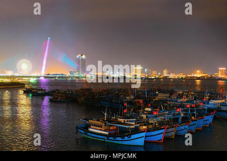 Bateaux dans la rivière Han à Danang, Vietnam. Tard dans la soirée Banque D'Images