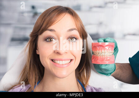 Dentiste montre comment appliquer une attelle Banque D'Images