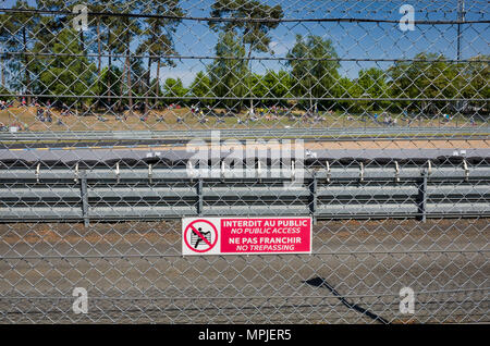 19-20th mai 2018. Le Mans, France. Dans les coulisses de la MotoGP. Un panneau d'avertissement rouge et blanc sur le câble link qui exécute une clôture autour du périmètre du circuit de course. Banque D'Images