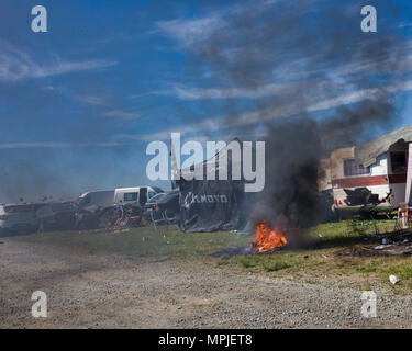 19-20th mai 2018. Le Mans, France. Dans les coulisses de la MotoGP. L'un des nombreux camping feux allumés pour la Cuisson et maintien au chaud pour la fête dans la nuit. Banque D'Images