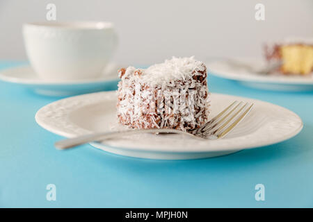 Gâteau lamington Australie, un gâteau d'une couche de chocolat et noix de coco. Banque D'Images