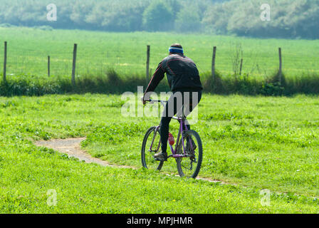 Homme vélo au Parc des aqueducs (Parco degli Acquedotti), Rome, Lazio, Italie Banque D'Images