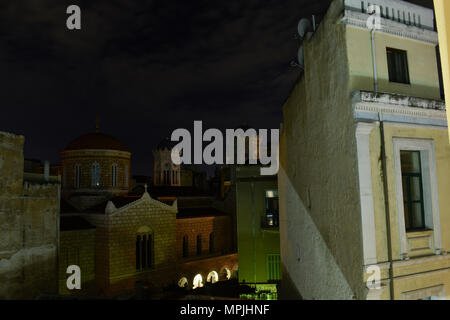 Vue sur Athènes Praxitelous Street à 3a.m, avec des tours de Panagia Ekklisia Chrysospiliaiotissa Banque D'Images