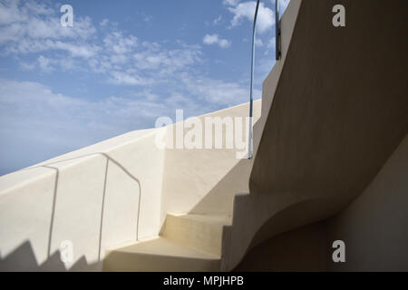 Cyclades - escalier blanc en soleil et ombre. Banque D'Images