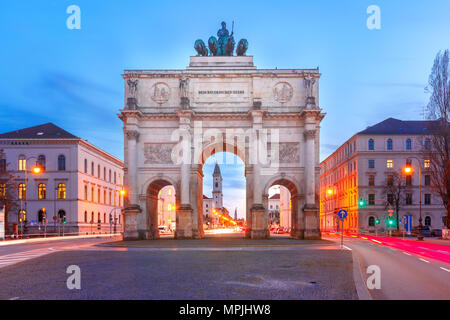 Siegestor, porte de la Victoire dans la nuit, Munich, Allemagne Banque D'Images