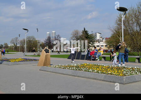 Moscou, Russie - le 30 avril. En 2018. Les gens se promènent le long de l'allée des cosmonautes dans Cosmopark Banque D'Images