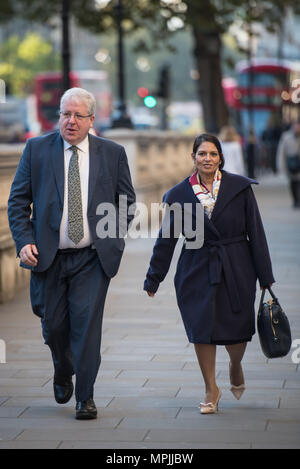 Whitehall, Londres, Royaume-Uni. 11 octobre 2016. Les ministres du gouvernement arrive à Downing Street pour assister à la réunion hebdomadaire du Cabinet. Sur la photo de gauche à droite : Le Chancelier Banque D'Images