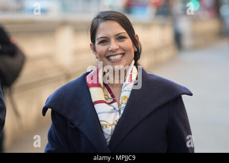 Whitehall, Londres, Royaume-Uni. 11 octobre 2016. Les ministres du gouvernement arrive à Downing Street pour assister à la réunion hebdomadaire du Cabinet. Sur la photo : Secrétaire de S Banque D'Images