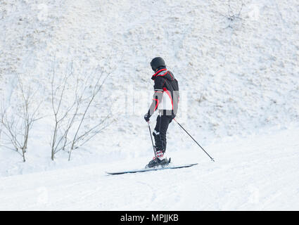 Male skier ski dans la neige fraîche sur ski sur une journée d'hiver ensoleillée. Banque D'Images