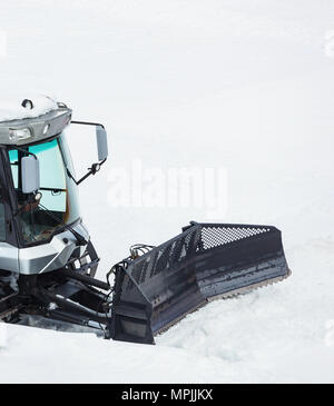 Machine de piste, snow cat. Route de montagne enneigée d'une motoneige. Banque D'Images