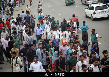 Dhaka, Bangladesh. Attendre que les résidents les transports publics pour aller à la maison pendant le Ramadan à Dhaka, Bangladesh, le 23 mai 2018. Depuis 10 ans en moyenne, vitesse de circulation de Dhaka a baissé de 21 km/h à 7 km/heure, à peine au-dessus de la vitesse moyenne de marche. La congestion dans Dhaka accapare 3,2 millions d'heures de travail par jour en fonction de rapports statiques. © Asad Rehman/Alamy Stock Photo Banque D'Images
