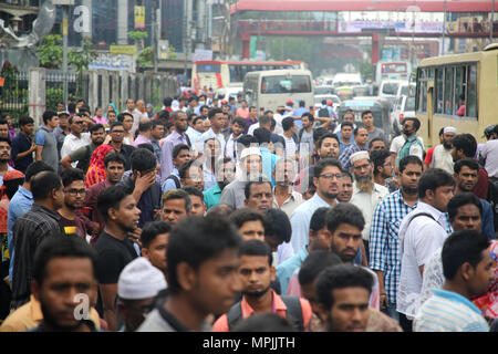 Dhaka, Bangladesh. Attendre que les résidents les transports publics pour aller à la maison pendant le Ramadan à Dhaka, Bangladesh, le 23 mai 2018. Depuis 10 ans en moyenne, vitesse de circulation de Dhaka a baissé de 21 km/h à 7 km/heure, à peine au-dessus de la vitesse moyenne de marche. La congestion dans Dhaka accapare 3,2 millions d'heures de travail par jour en fonction de rapports statiques. © Asad Rehman/Alamy Stock Photo Banque D'Images