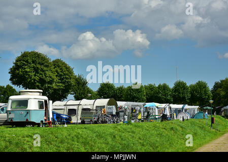 Vintage travel trailer dans une rangée de tentes dans un camping dans le Limbourg, Pays-Bas. Banque D'Images