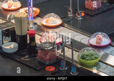 Des sushis et des plats japonais à base de riz a yo sushi restaurant ou fast food restaurant à emporter la chaîne de sortie sur la rue principale. Option santé Restauration rapide Banque D'Images