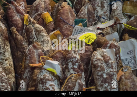 Saucisses de spécialité et de l'allemand et l'italien les viandes transformées sur un étal à Borough Market à Londres. salami, pepperoni et saucisses de viande épicé de l'Europe. Banque D'Images