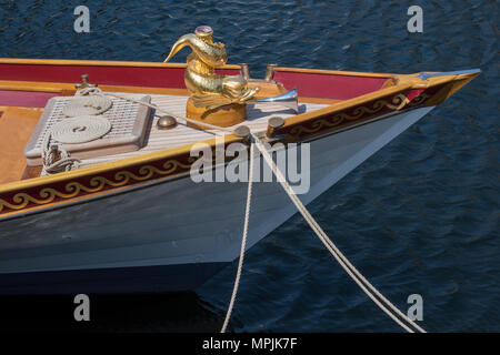 Les arcs et coque de la barge royale aux côtés de la marina i st Katherines dock Harbour sur la Tamise dans le centre de Londres. milles marins et maritimes. Banque D'Images