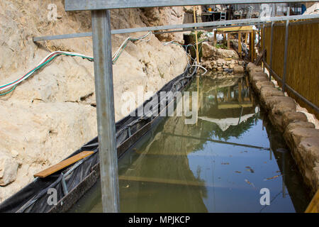 8 mai 2018 touristes à la découvert récemment que l'ancienne piscine de Siloé à Jérusalem Israël après leur promenade à travers le tunnel Ézéchias Banque D'Images