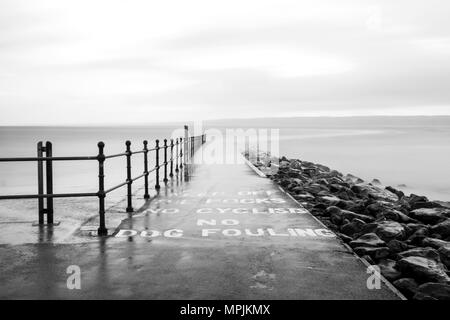 Sentier du lac marin dans la mer agitée. Banque D'Images
