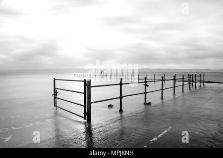 Le lac marin mur avec garde-corps. Une exposition longue, mer agitée. Banque D'Images
