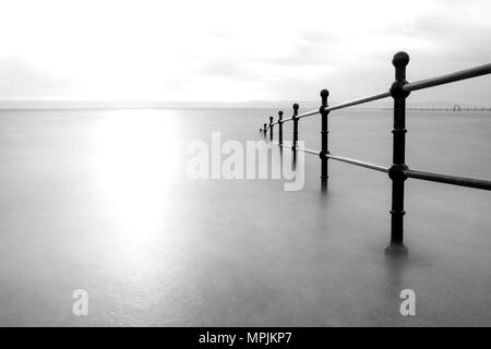 Rampes de disparaître dans la mer. Une exposition longue, noir et blanc. Banque D'Images