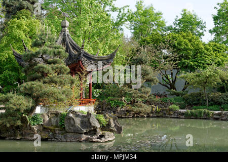 La pagode chinoise et l'étang dans le parc Dr. Sun Yat-Sen dans Chinatown, Vancouver, BC, Canada Banque D'Images